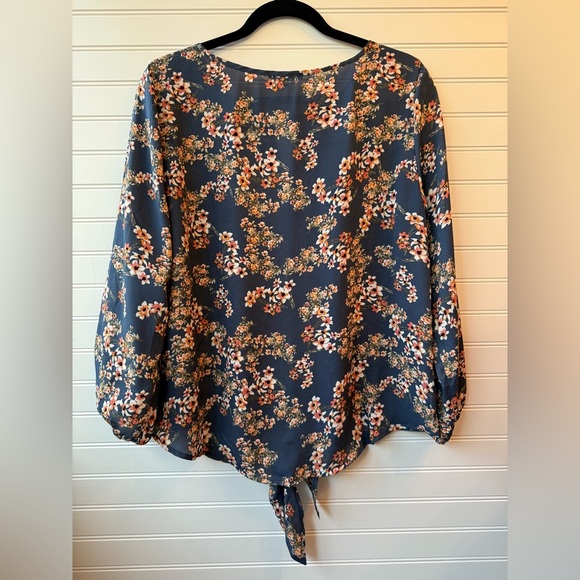 West Kei blue floral top. Size M - Picture 2 of 8